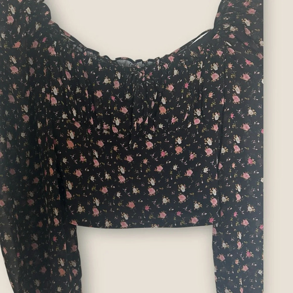 WAYF | NWT Ditsy Long Sleeve Crop Top | Size M | Black Floral - Picture 10 of 12